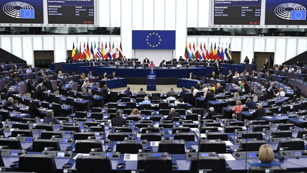 Tο Ευρωκοινοβούλιο κατά των συστημάτων ΑΙ που «γδύνουν» γυναίκες και άνδρες παρά τη θέλησή τους